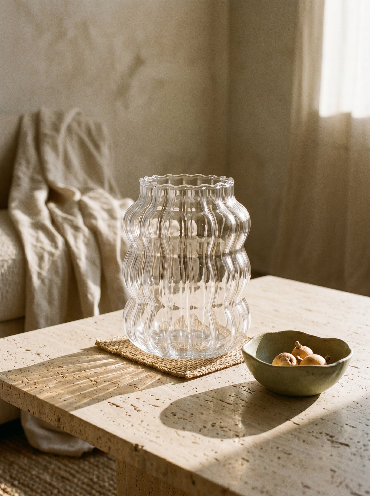 Tasse en verre design, en situation, lumière naturelle – Maison Azuria