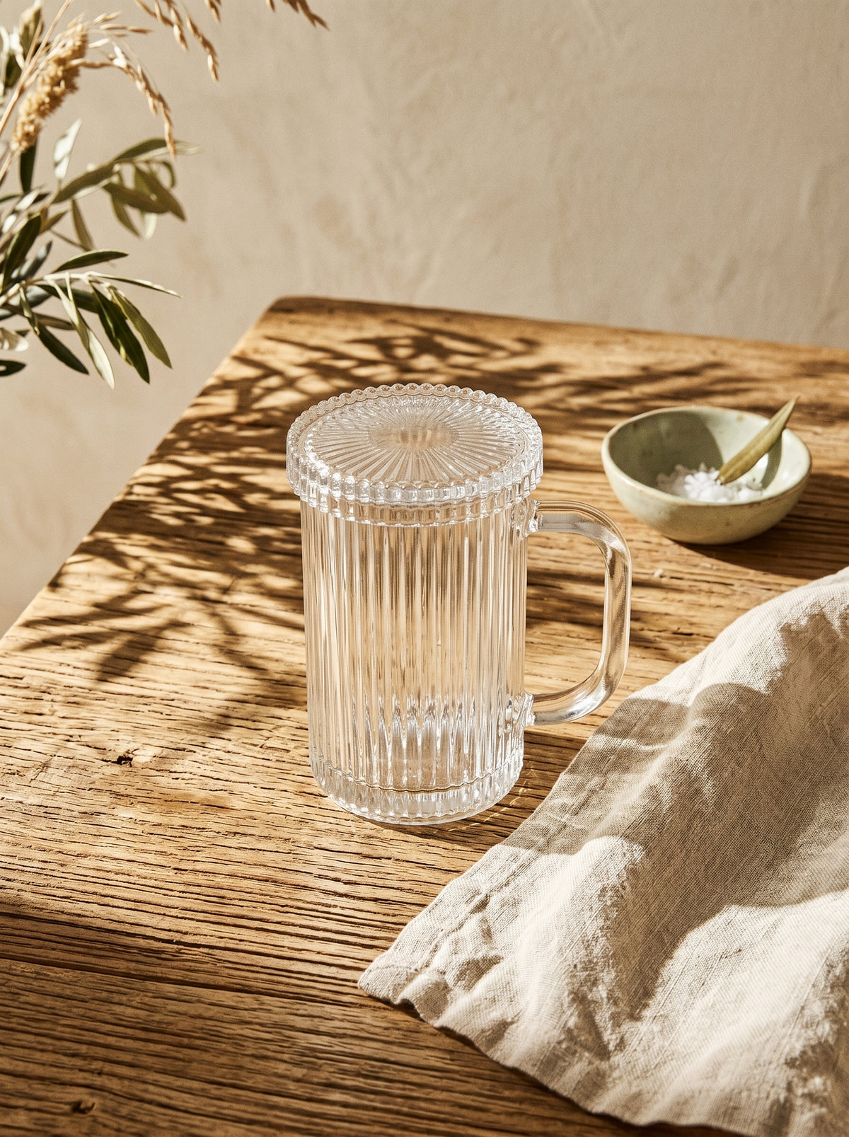 Tasse en verre design avec couvercle, ambiance art de la table – Maison Azuria