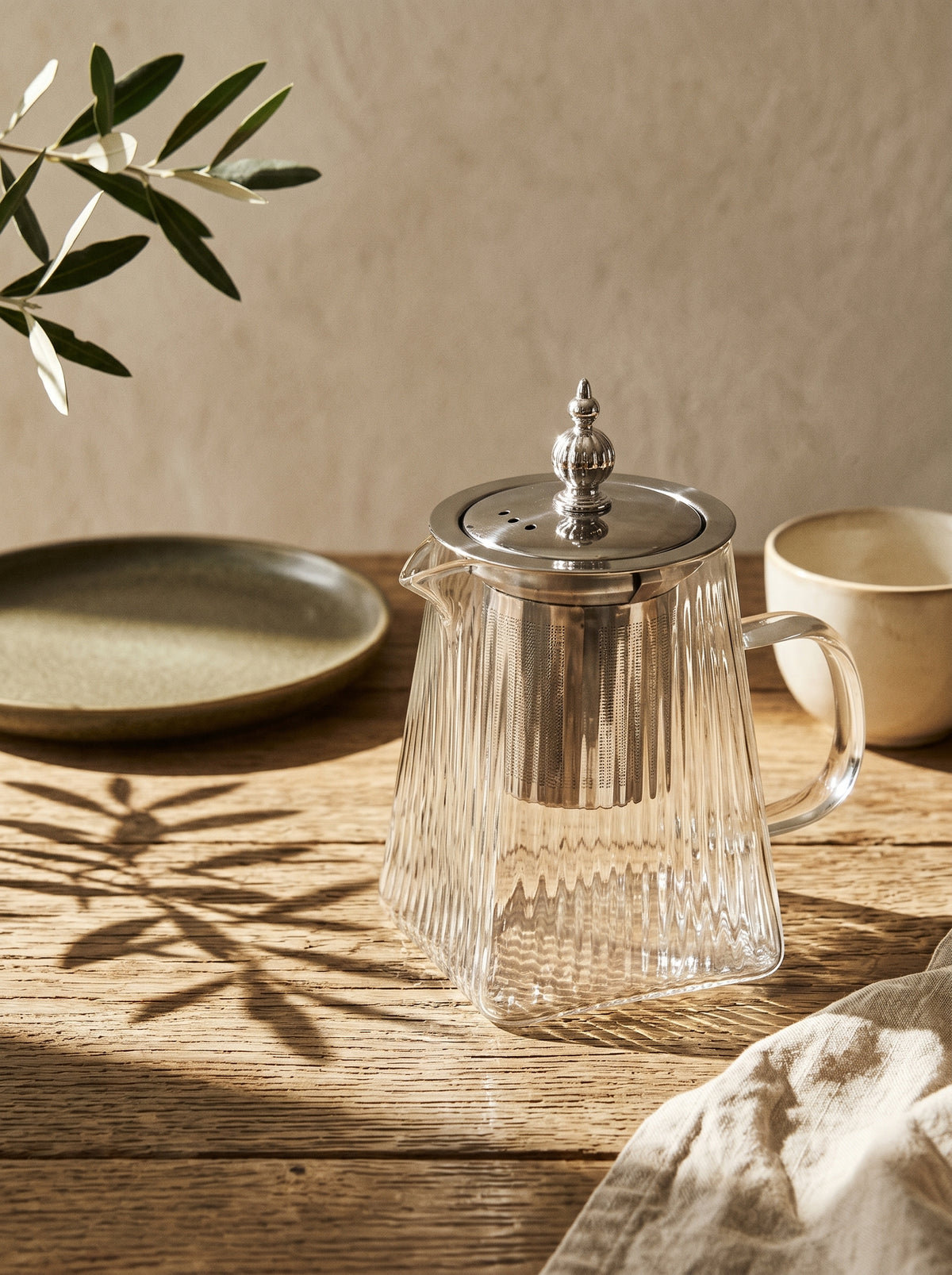 Théière argentée, 450 ml, en situation, lumière naturelle – Maison Azuria