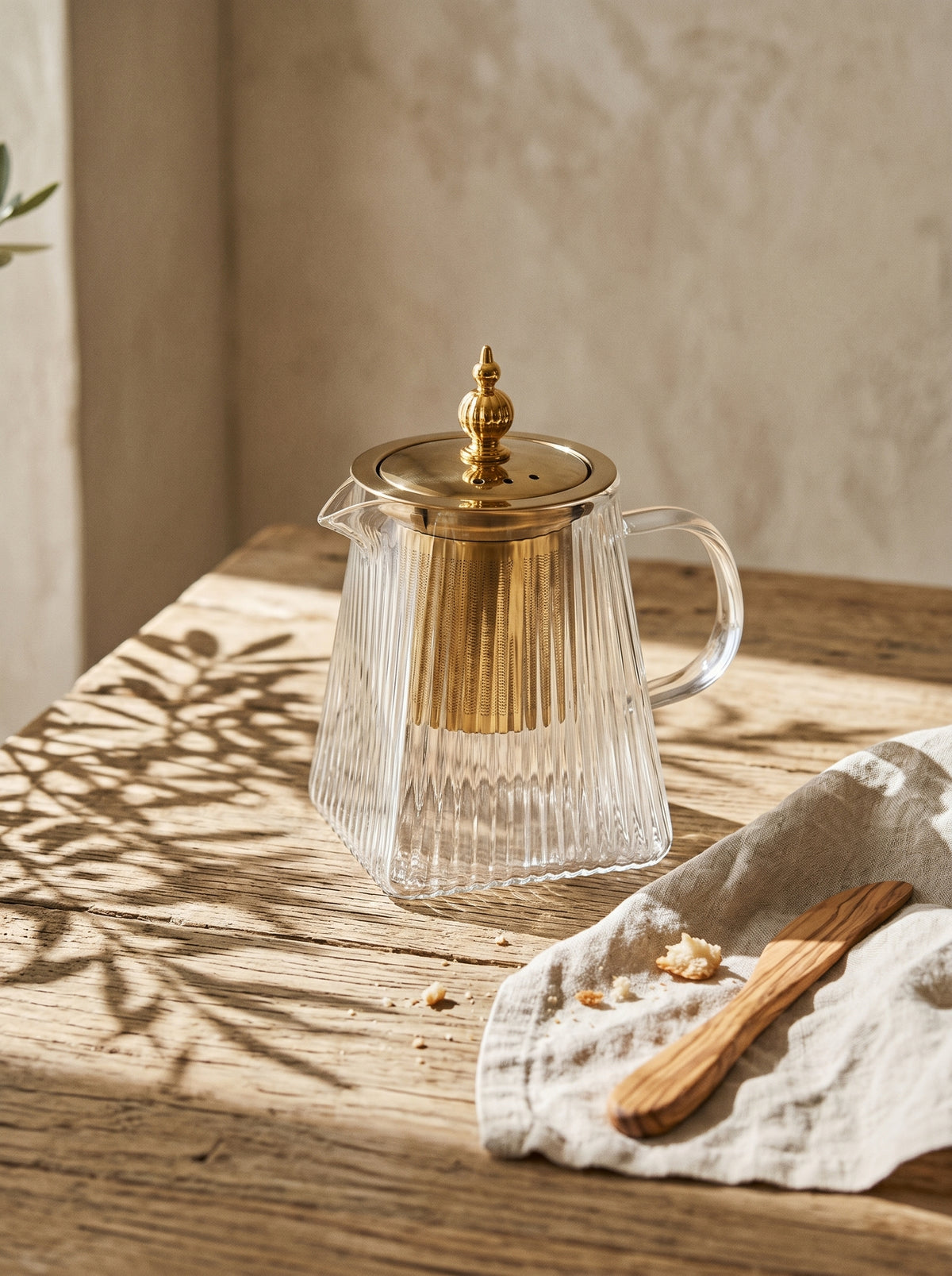 Théière dorée, 450 ml, en situation, lumière naturelle – Maison Azuria