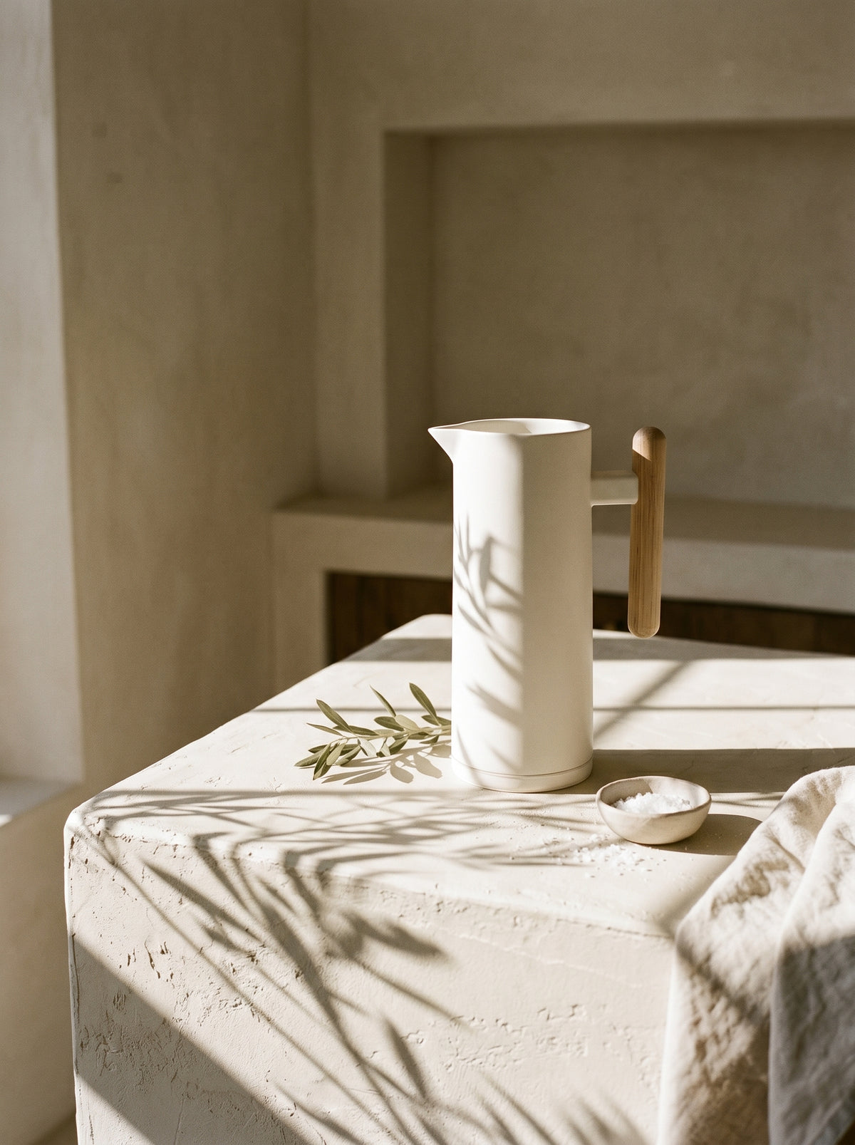 Thermos Blanc avec Manche en Bois, en situation, lumière naturelle – Maison Azuria