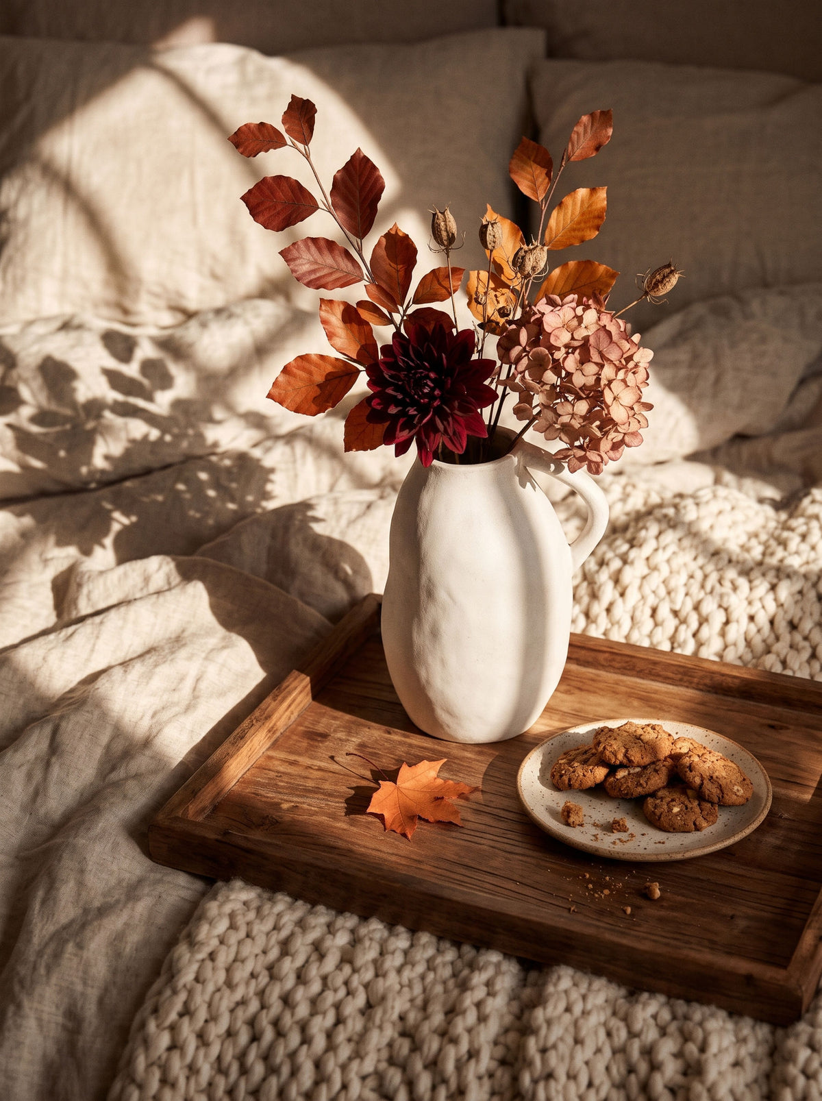 Vase Antique, sur une table d'automne dressée – Maison Azuria [AH]