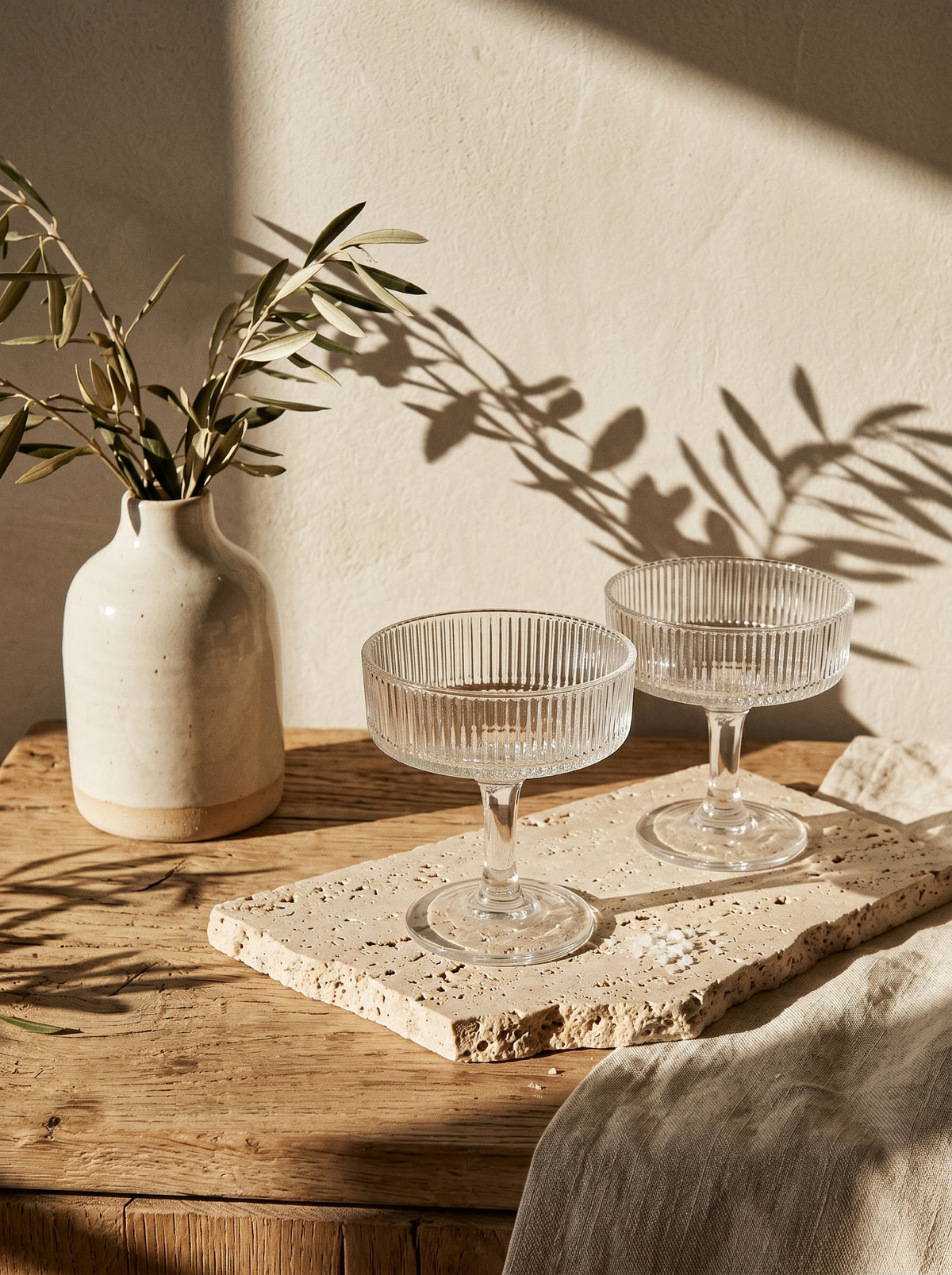 Lot de 6 verres à cocktail Lines, mise en scène sur une table dressée – Maison Azuria