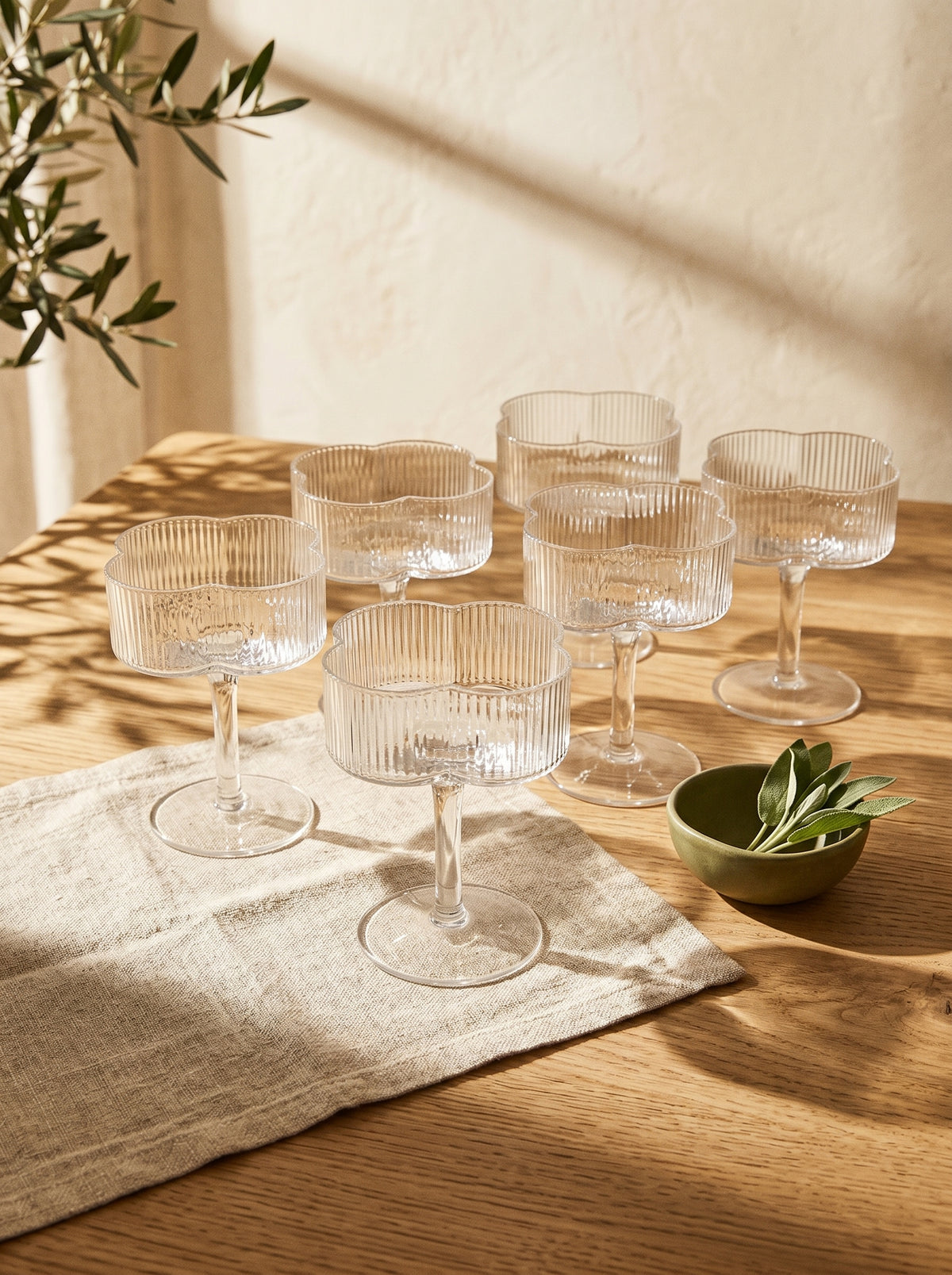 Lot de 6 verres à cocktail Trèfle, mise en scène sur une table dressée – Maison Azuria