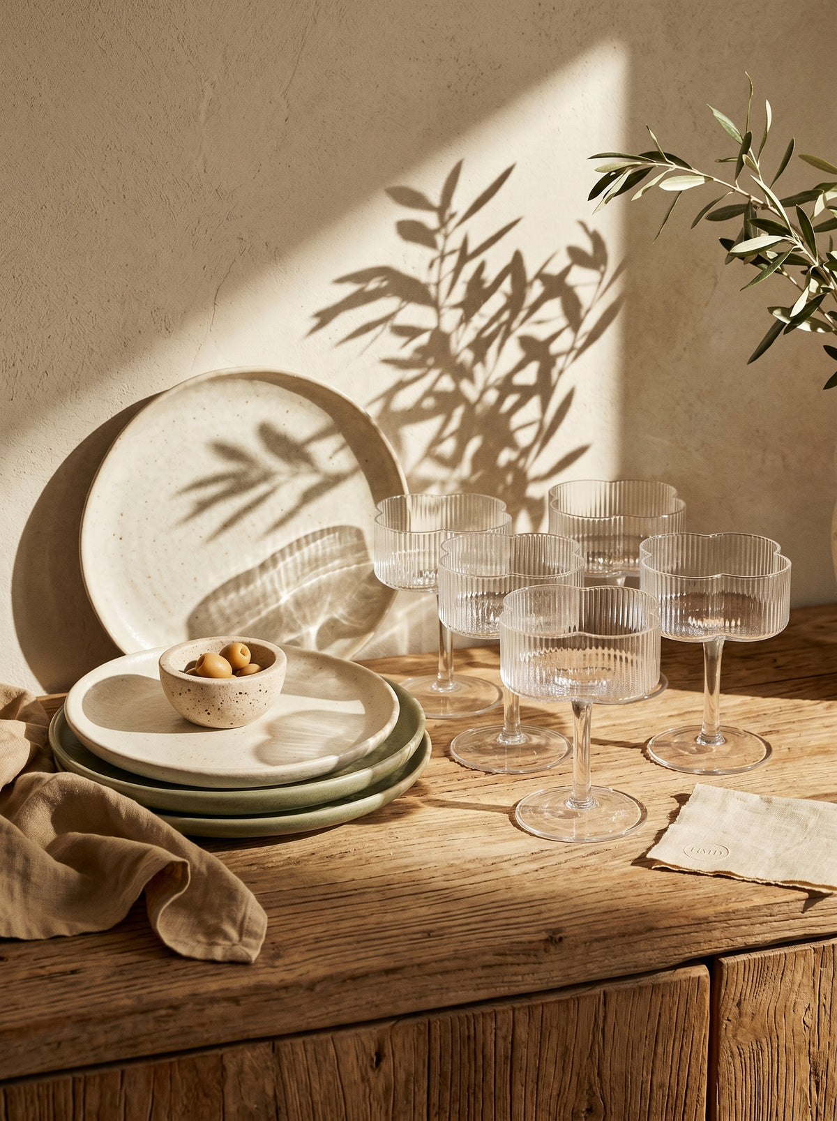 Lot de 6 verres à cocktail Trèfle, en situation, lumière naturelle – Maison Azuria