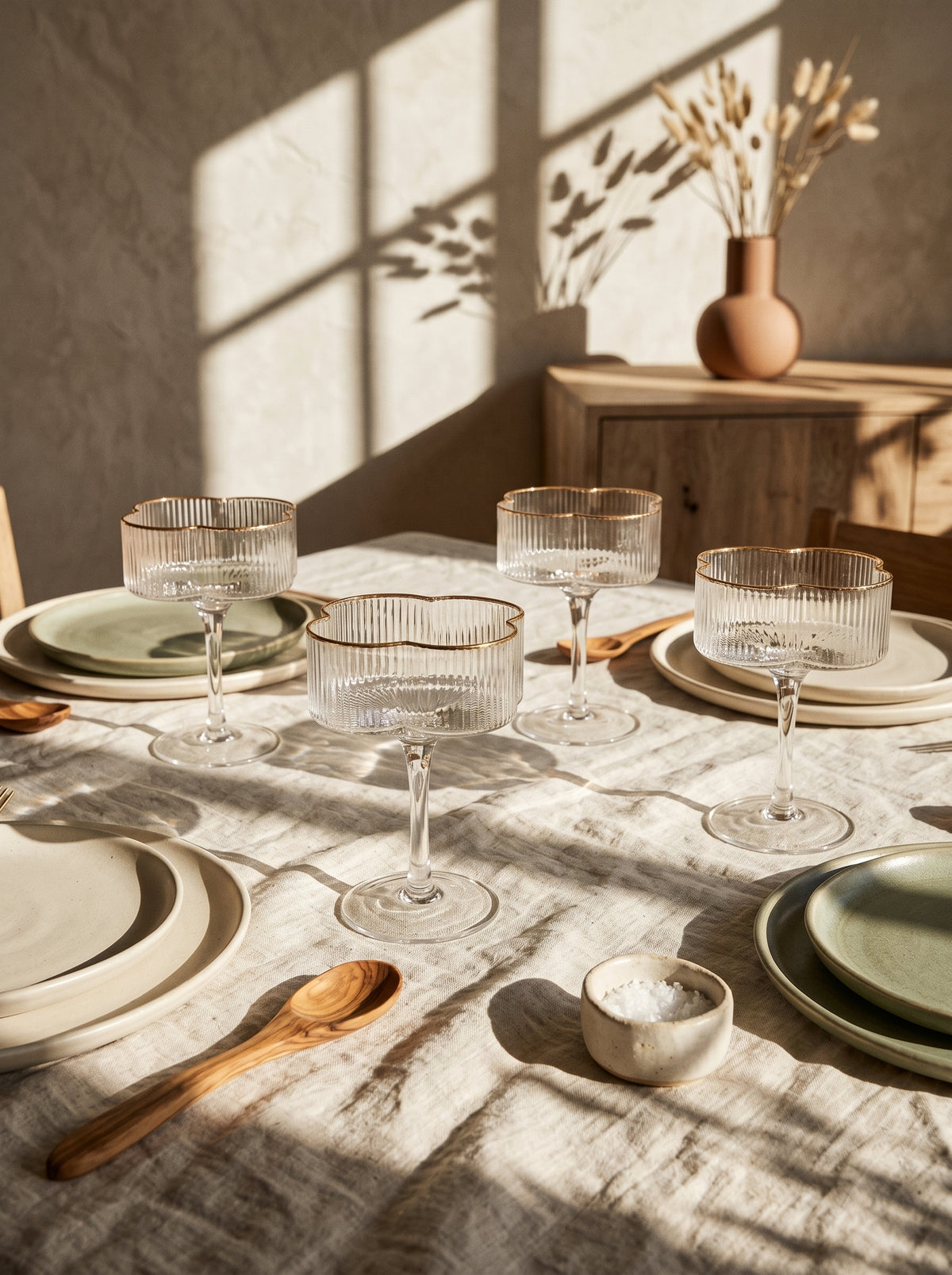 Lot de 6 verres à cocktail Trèfle, Liseré doré, en situation, lumière naturelle – Maison Azuria
