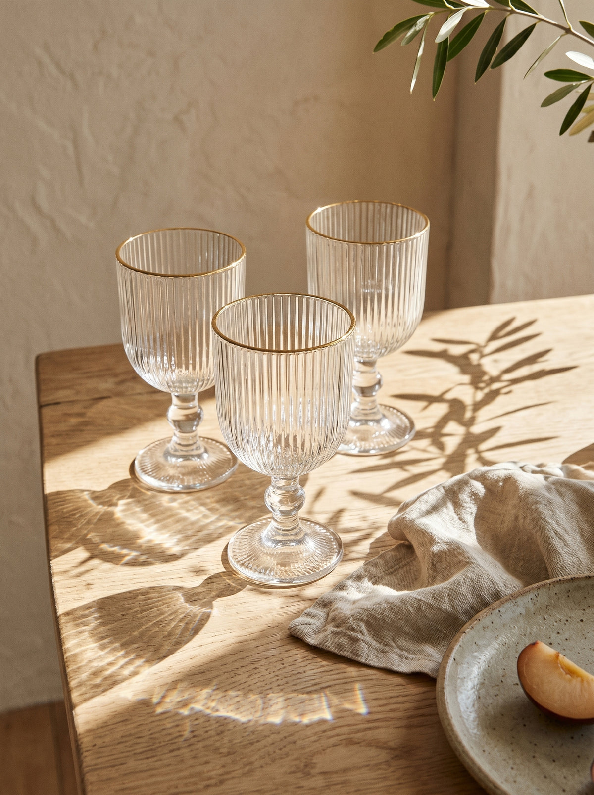 Lot de 6 Verres à pied Line, Liseré Doré, en situation, lumière naturelle – Maison Azuria