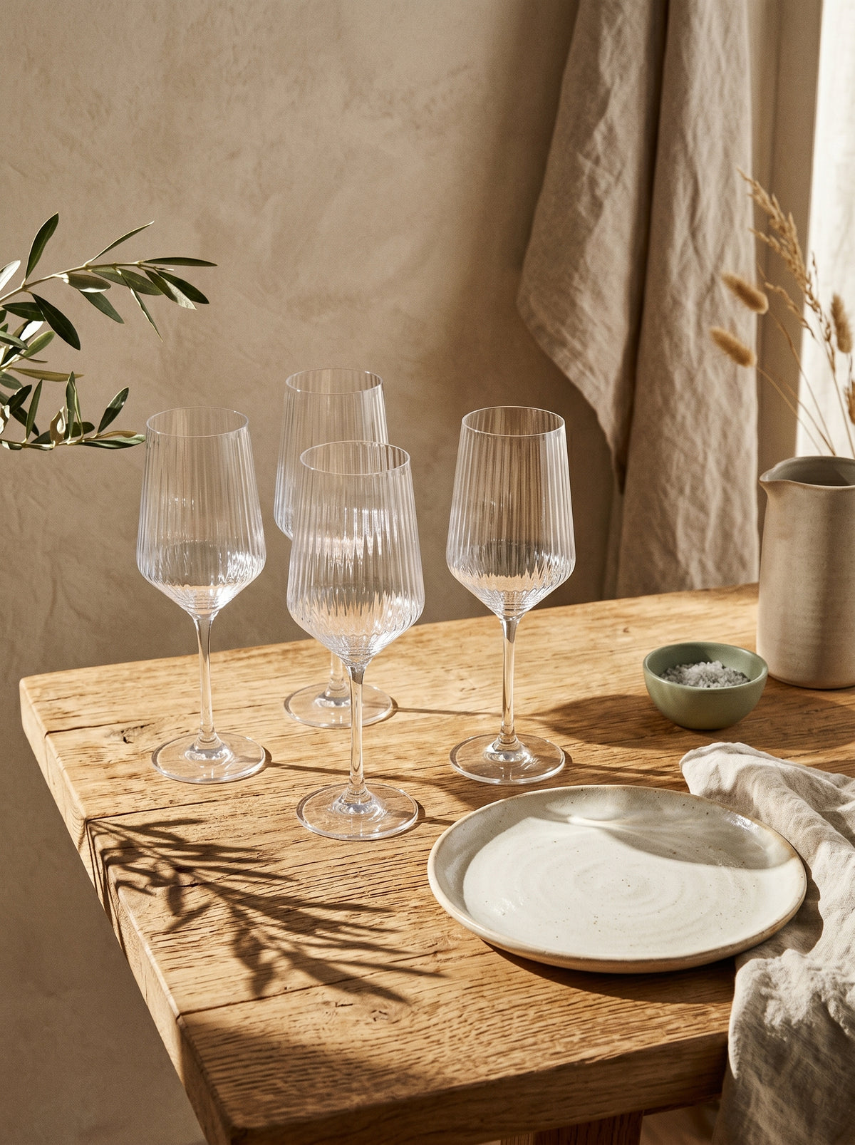 Lot de 6 Verres à pied Lines, en situation, lumière naturelle – Maison Azuria