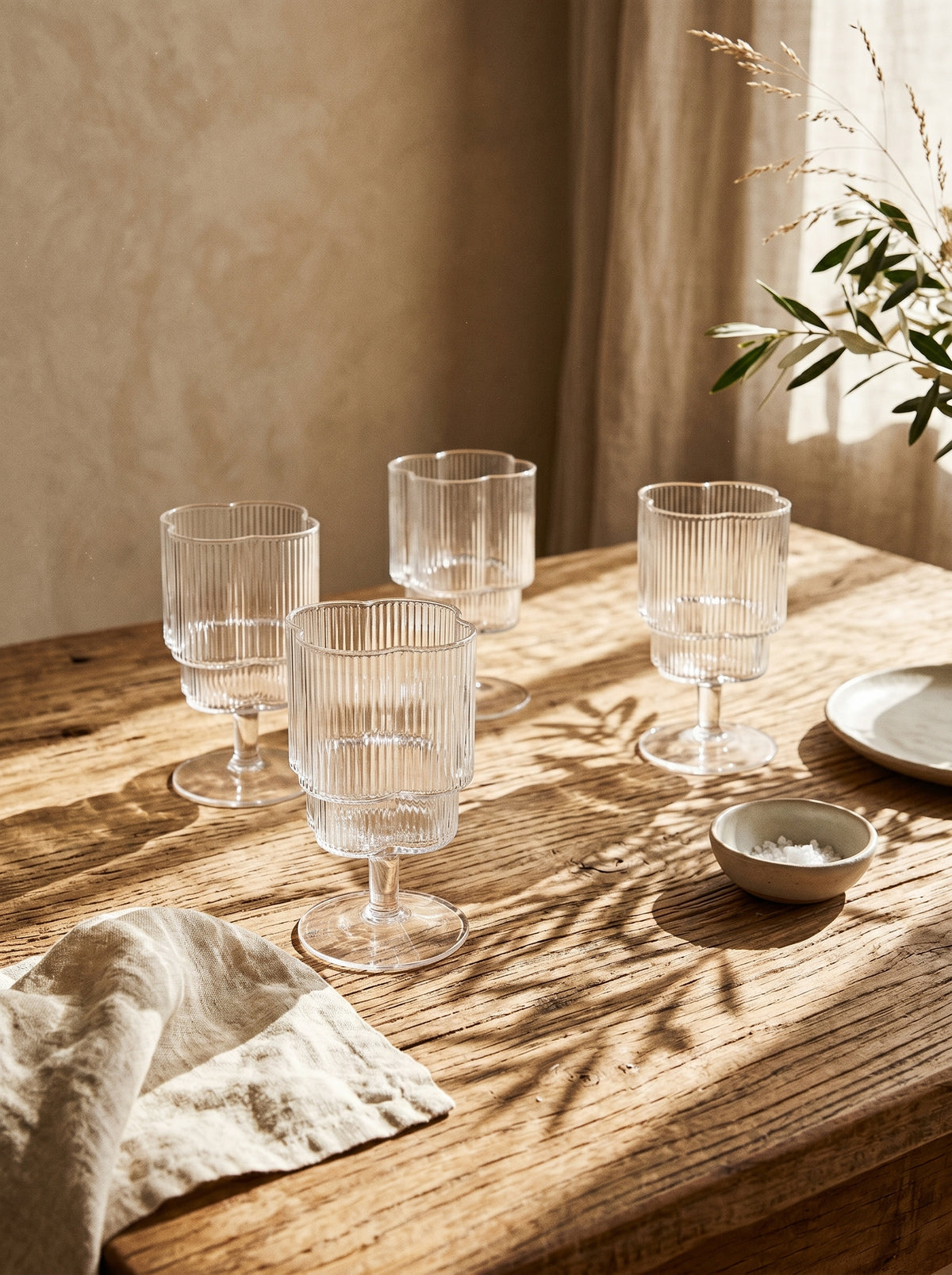 Lot de 6 verres à pied Trèfle, en situation, lumière naturelle – Maison Azuria