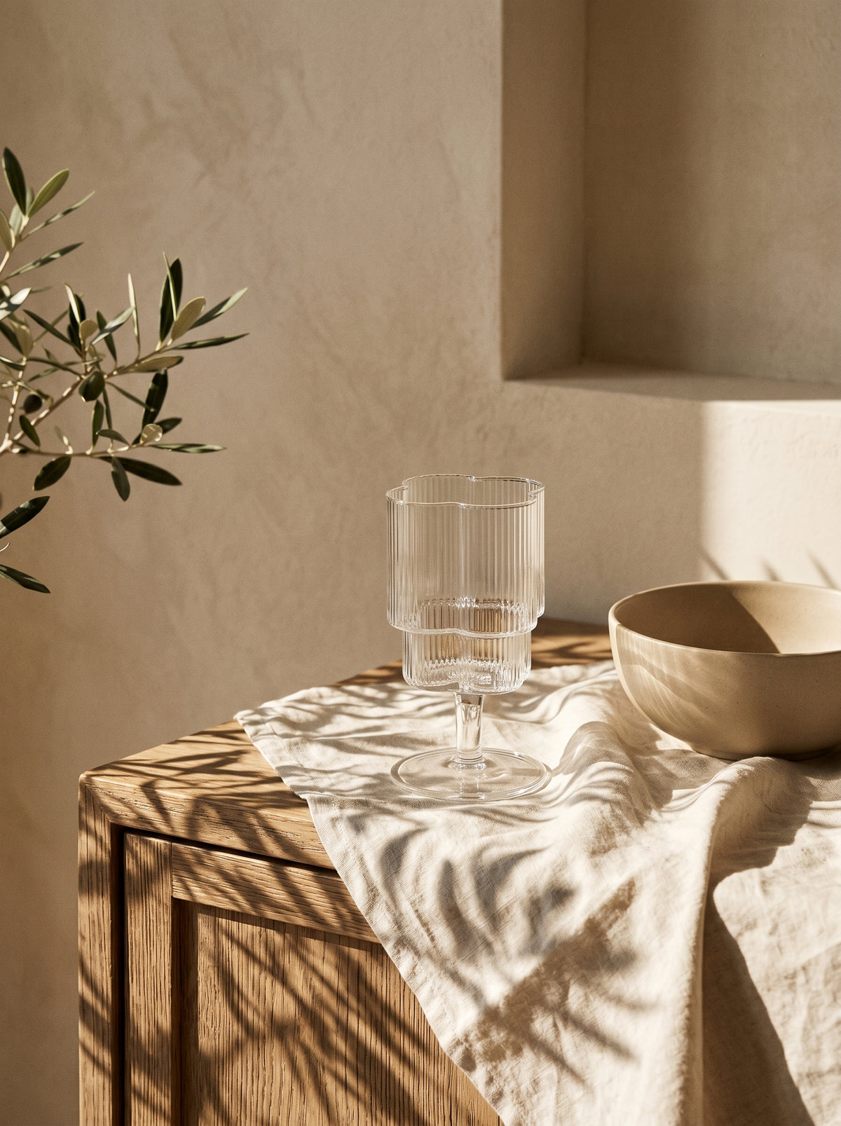 Lot de 6 verres à pied Trèfle, dans un décor de table sobre – Maison Azuria