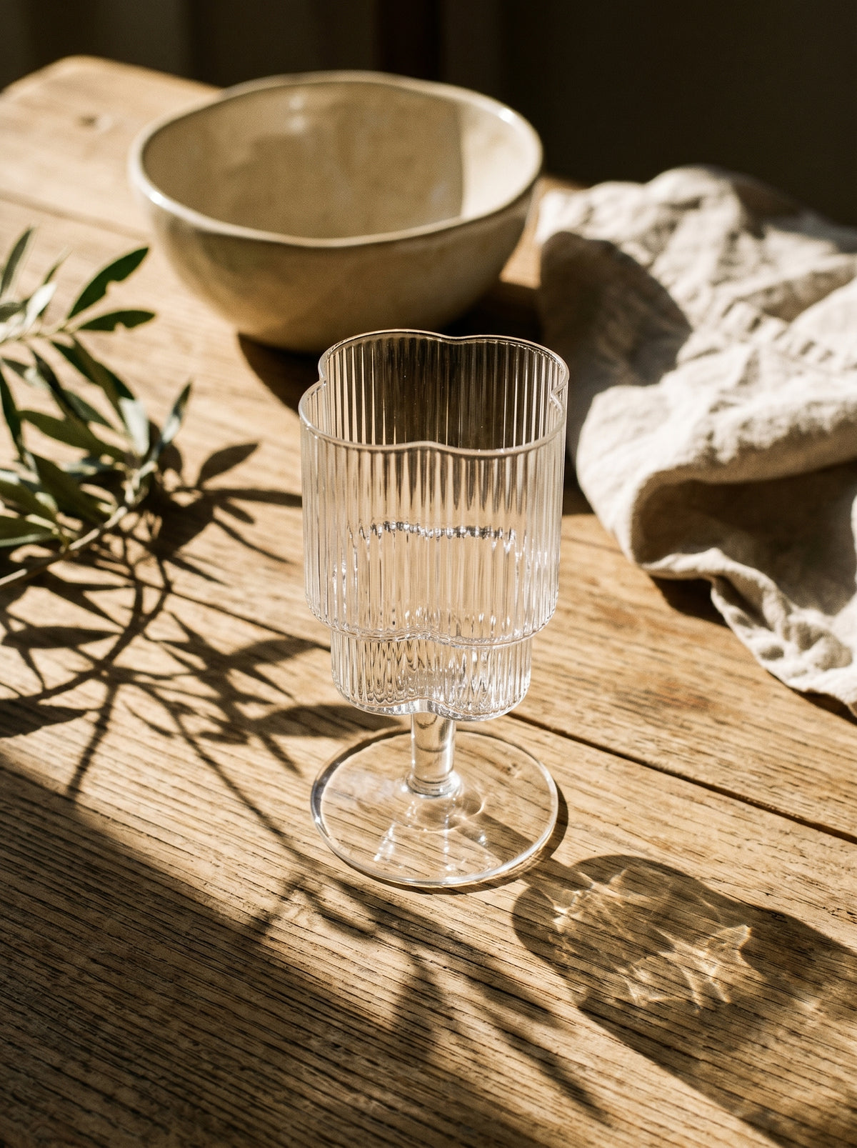 Lot de 6 verres à pied Trèfle, sur une table de réception – Maison Azuria