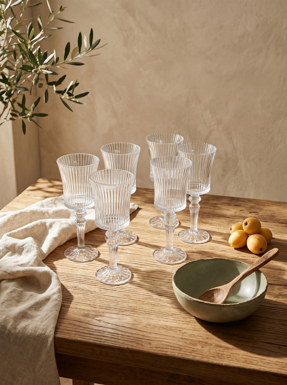 Lot de 6 Verres à pieds Lines élegance, en situation, lumière naturelle – Maison Azuria