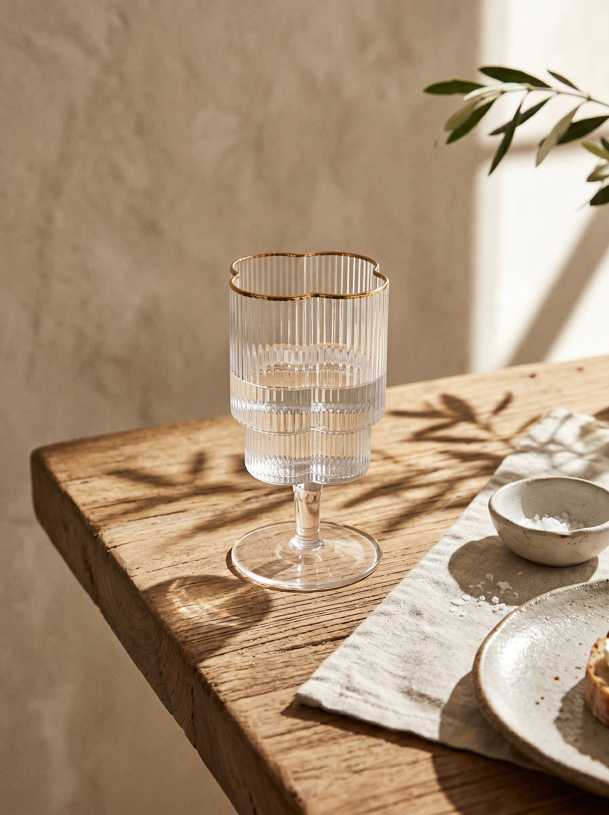 Lot de 6 Verres à pieds Trèfle, Liseré Doré, ambiance art de la table – Maison Azuria